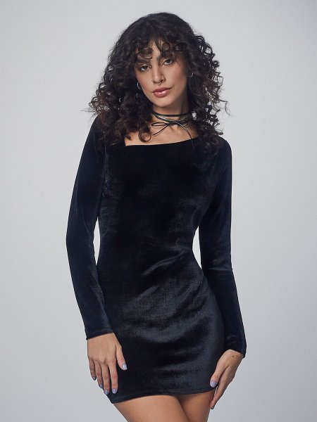 Vestido com Decote Assimétrico