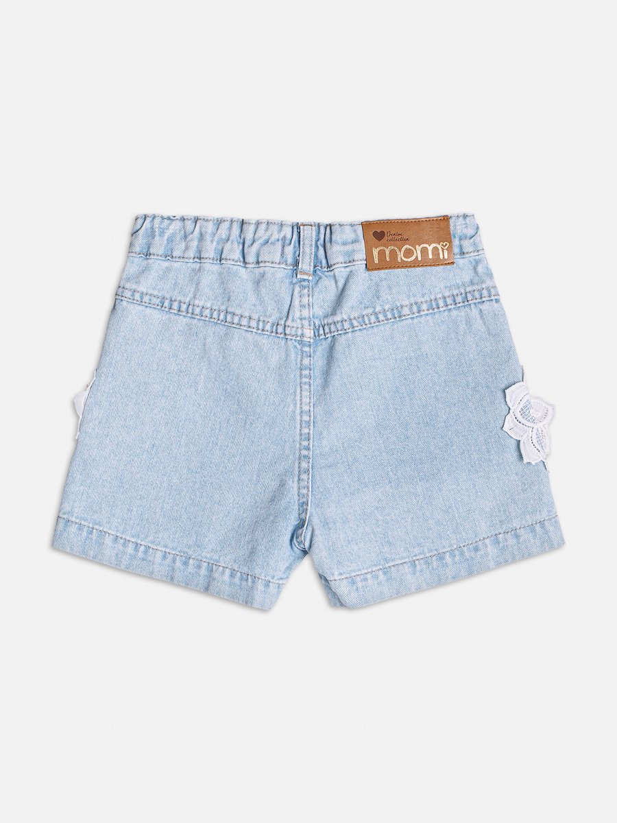 Short Jeans com Flores de Renda