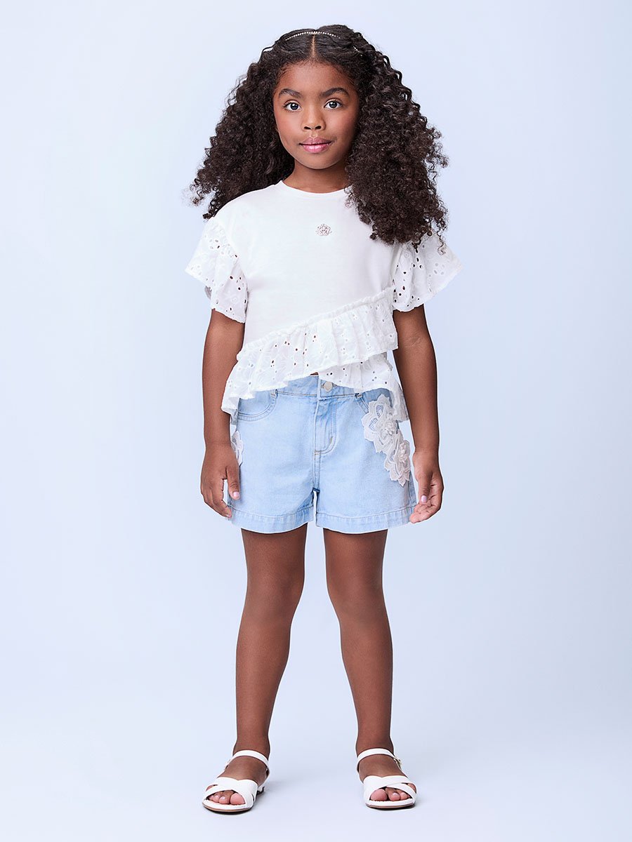 Short Jeans com Flores de Renda