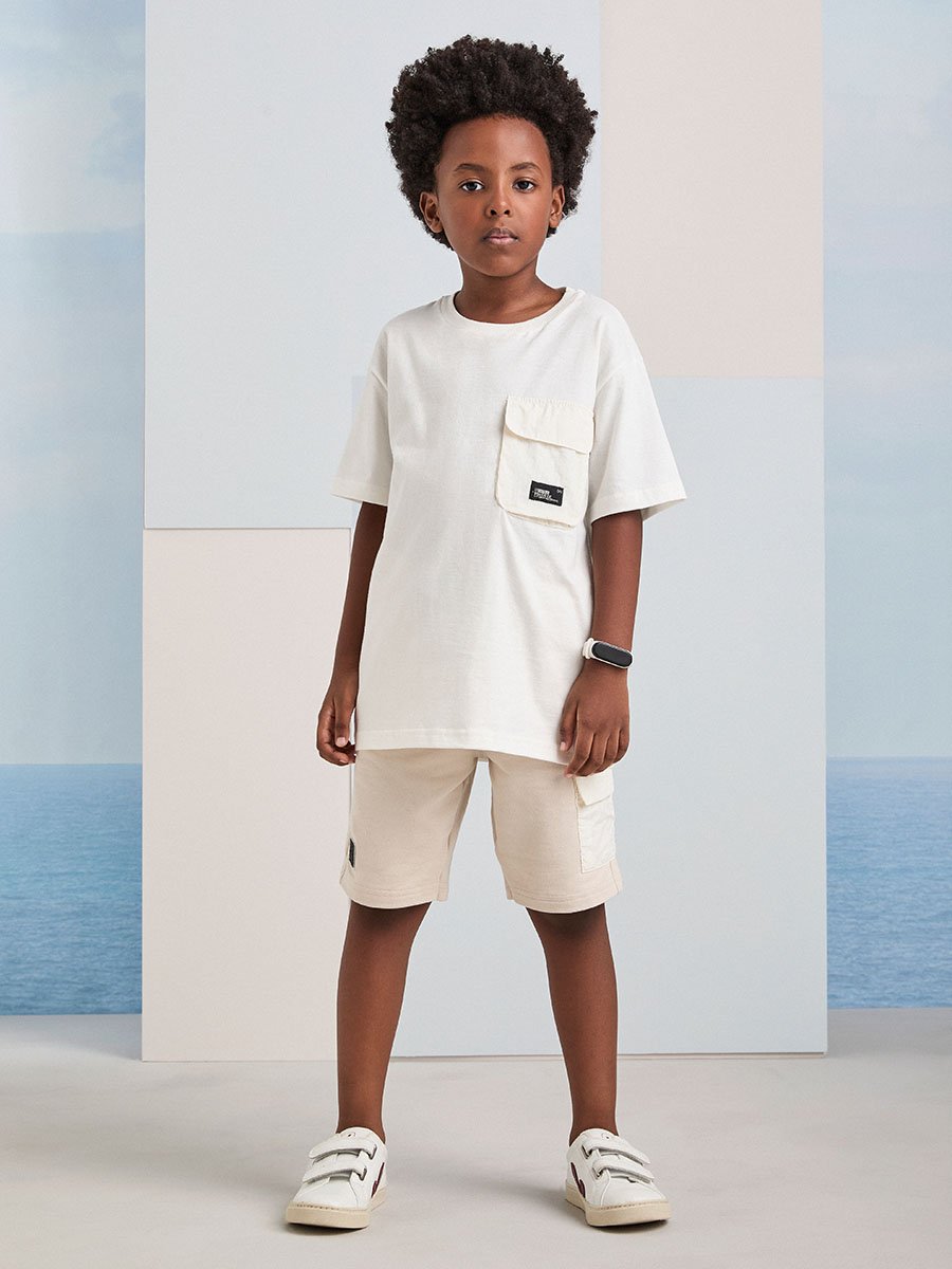 Camiseta Off White com Bolso e Lapela