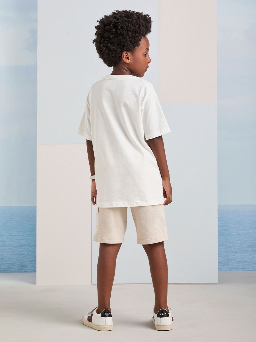 Camiseta Off White com Bolso e Lapela