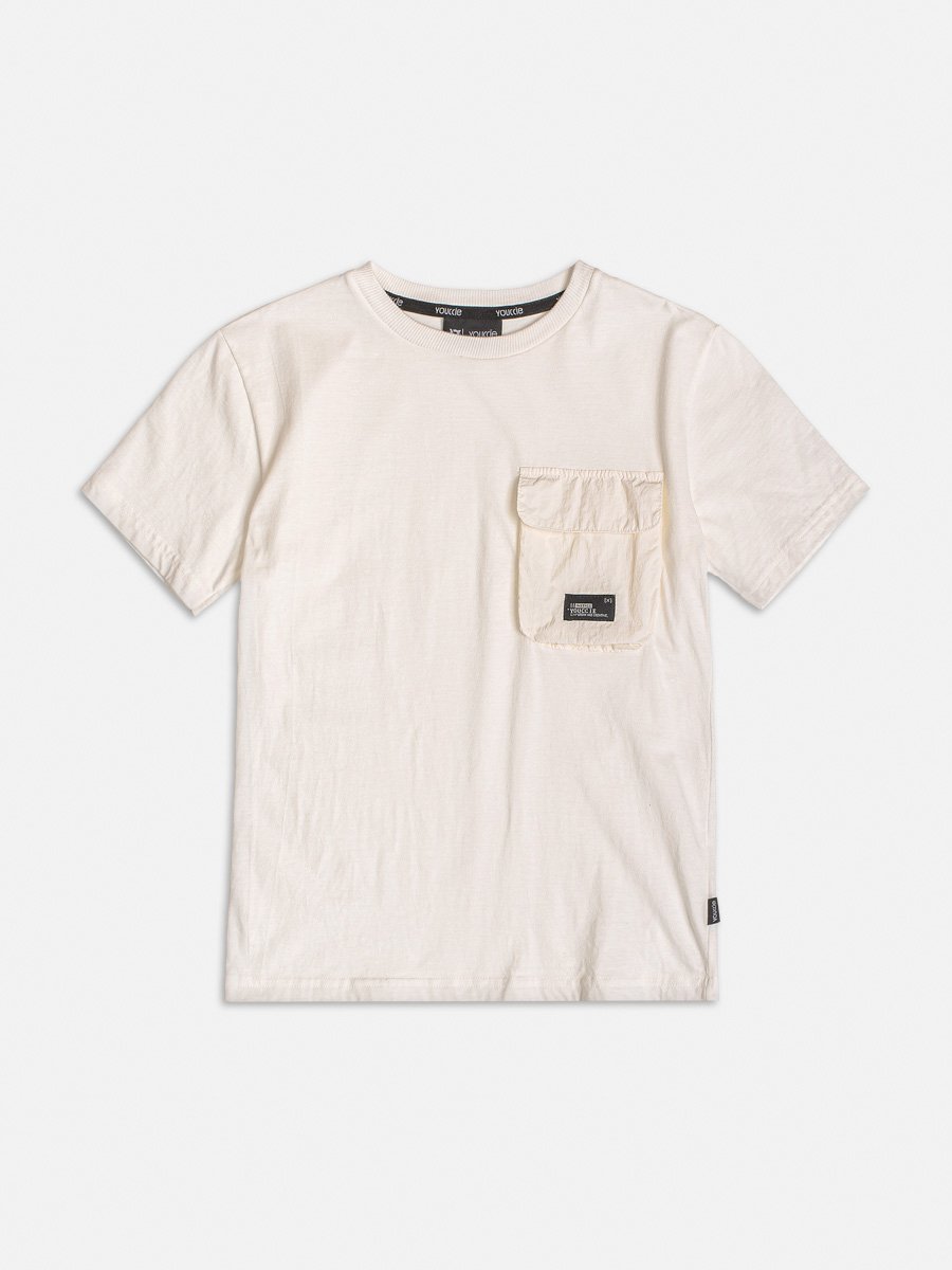 Camiseta Off White com Bolso e Lapela