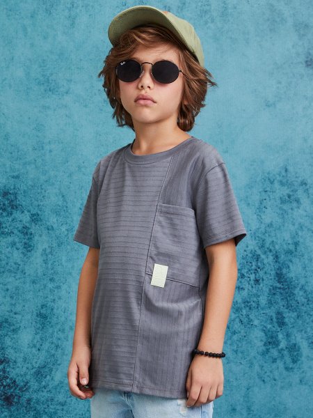 Camiseta Cinza com Recortes e Bolso