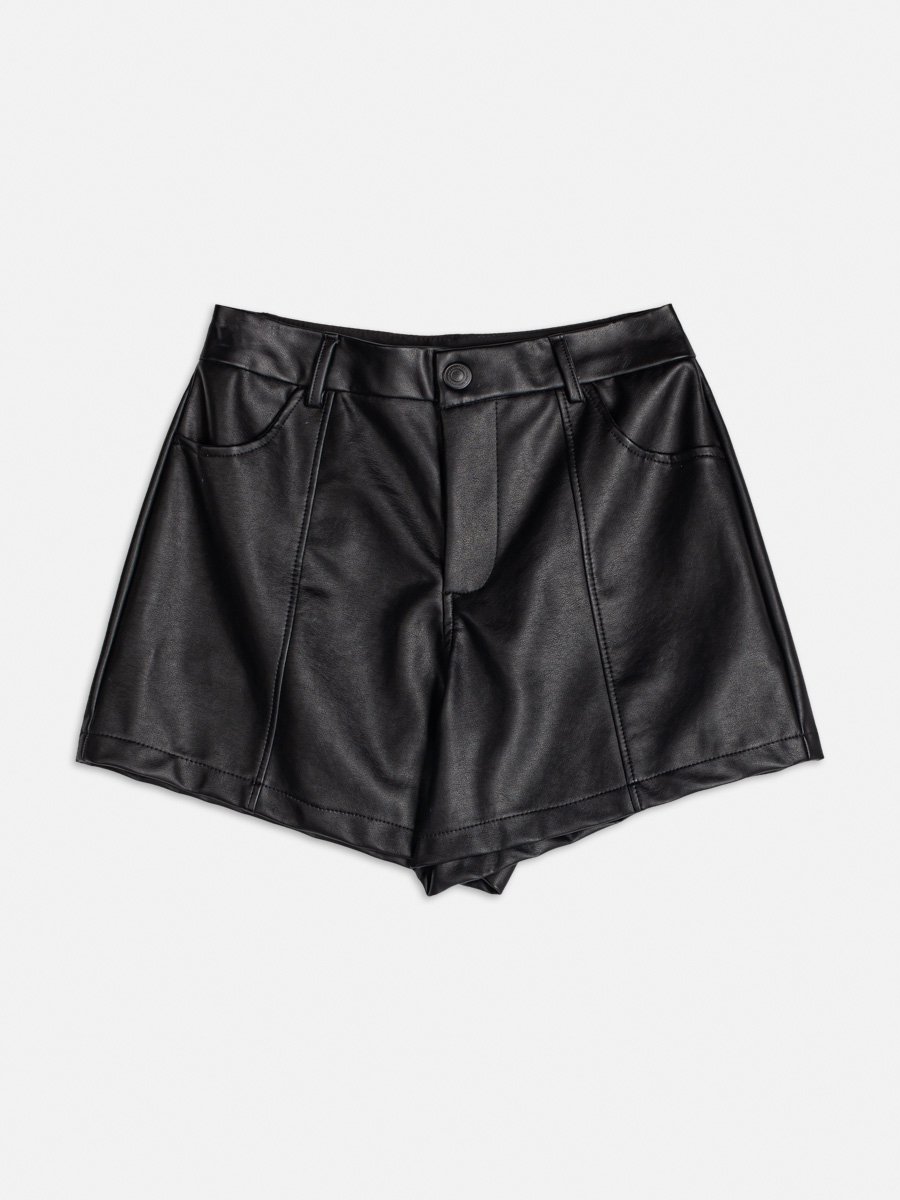 Short Fake Leather com Recortes