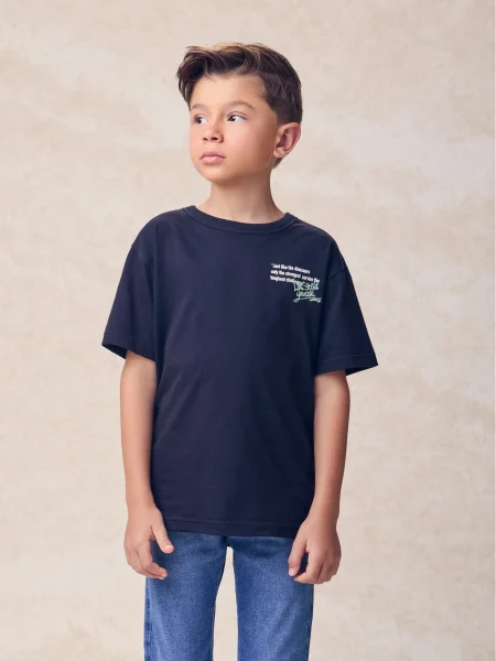 Camiseta Preta com Bordado de Lettering