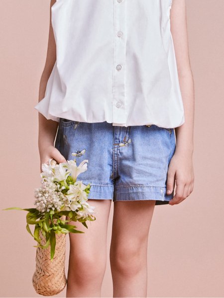 Short Jeans Azul com Bordado de Abelhas