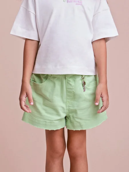 Short Verde de Sarja com Pingente de Óculos
