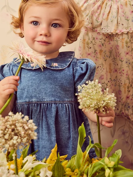 Vestido Jeans com Bordado de Flores na Gola