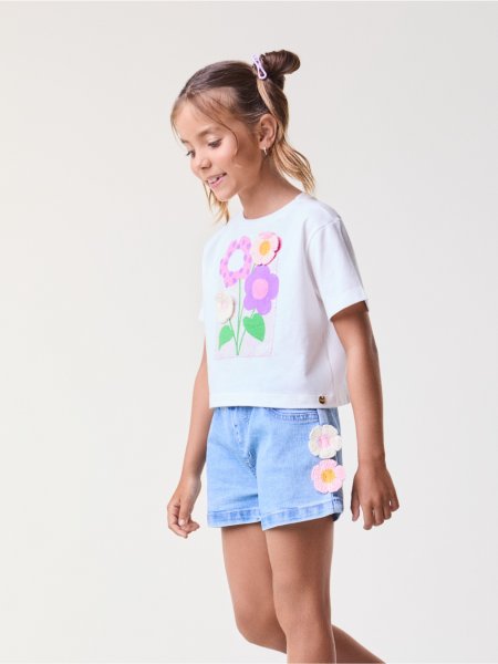 T-Shirt Off com Flores de Crochê