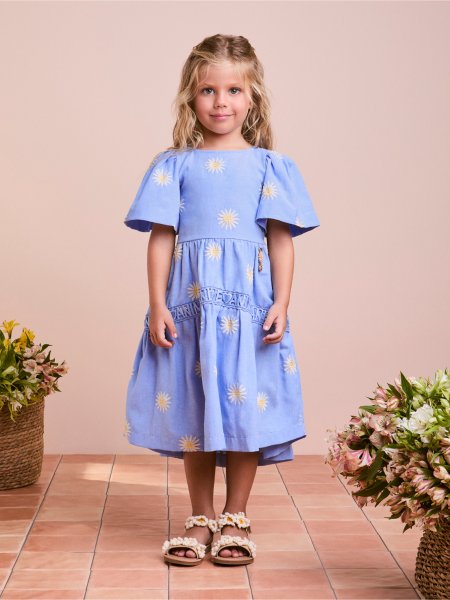Vestido Azul com Margaridas Bordadas