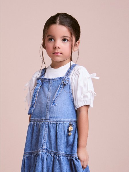 Salopete Jeans Balonê com Pingente de Flor