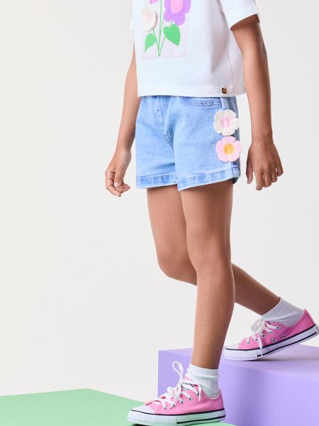 Short Jeans com Flor 3D de Crochê