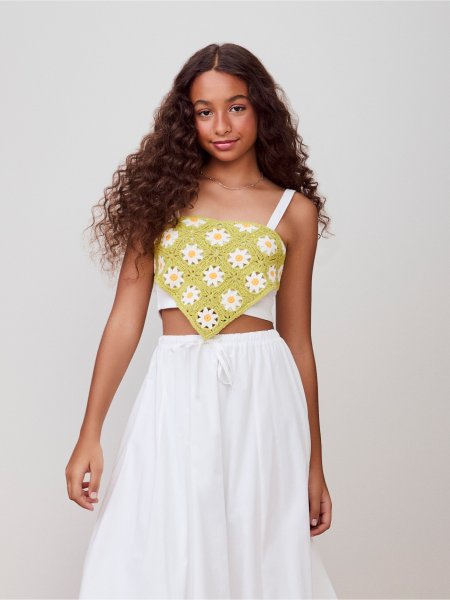 Top Off White com Detalhe de Crochê Floral