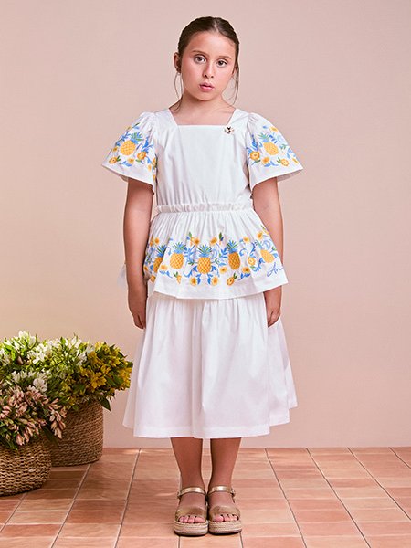 Vestido Branco com Bordados Tropicais