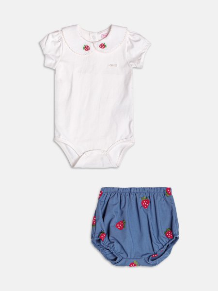 Conjunto Azul com Bordado de Morangos