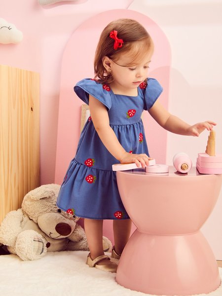 Vestido Azul com Bordado de Morangos