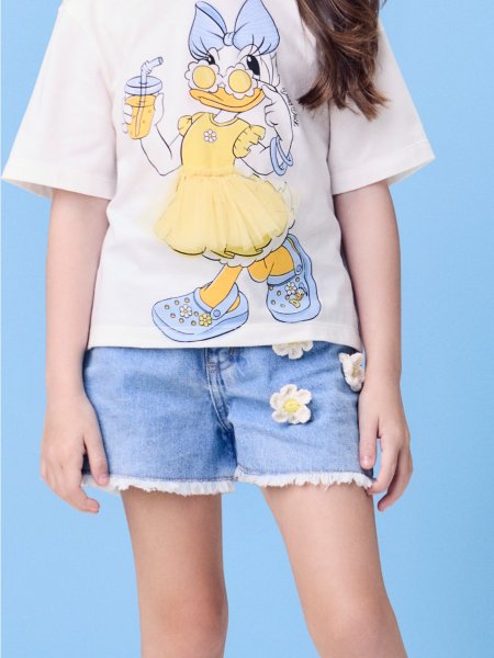 Short Jeans com Aplique de Florzinha
