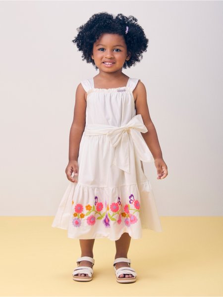 Vestido com Bordado de Flores