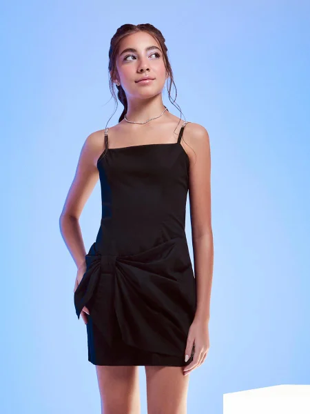 Vestido Preto de Alfaitaria com Maxi Laço