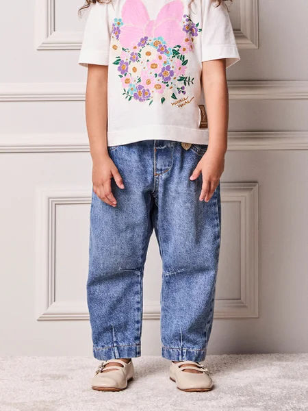 Calça Infantil Menina Animê Barrel Jeans com Recortes e Pingentes