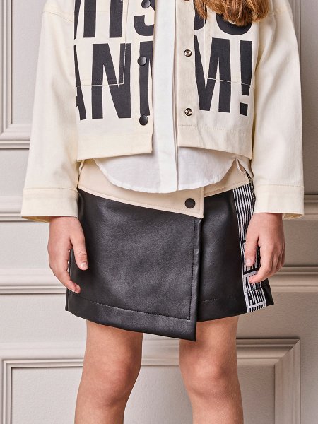 Short Saia Infantil Menina Animê Fake Leather Preto e Branco