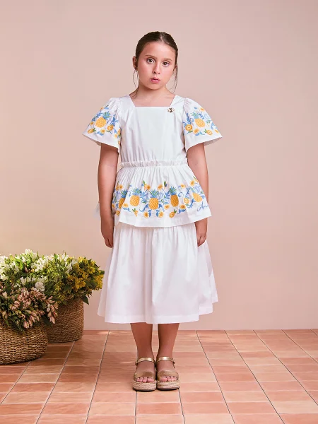 Vestido Branco com Bordados Tropicais