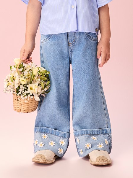 Calça Infantil Menina Jeans Jeans com Aplique de Margaridas na Barra Momi