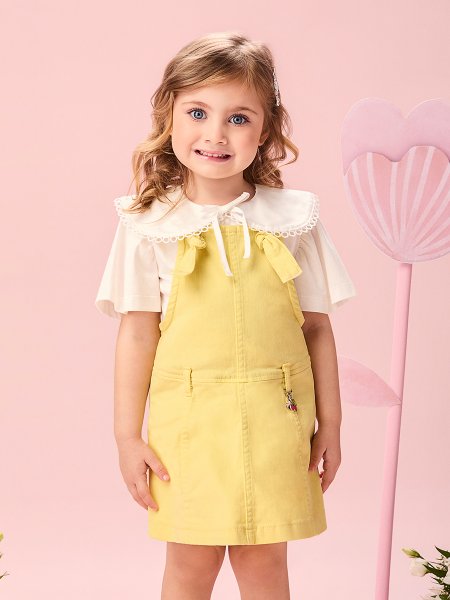 Jardineira Infantil Menina de Sarja Amarelo Manteiga com Pingente de Cereja Momi