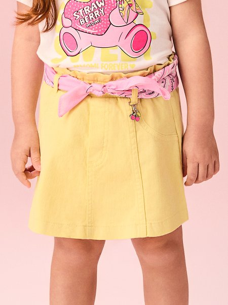 Shorts Saia Infantil Menina de Sarja Amarelo Manteiga com Pingente de Cereja Momi