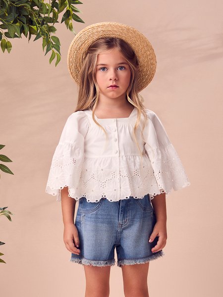 Blusa Infantil Menina Animê Off White de Botões com Máxi Babado de Laise Floral