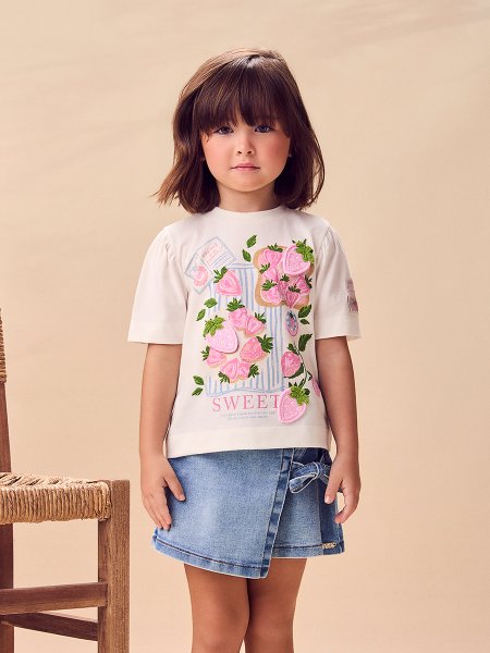 T-Shirt Infantil Menina Animê Sweet Strawberry com Patch