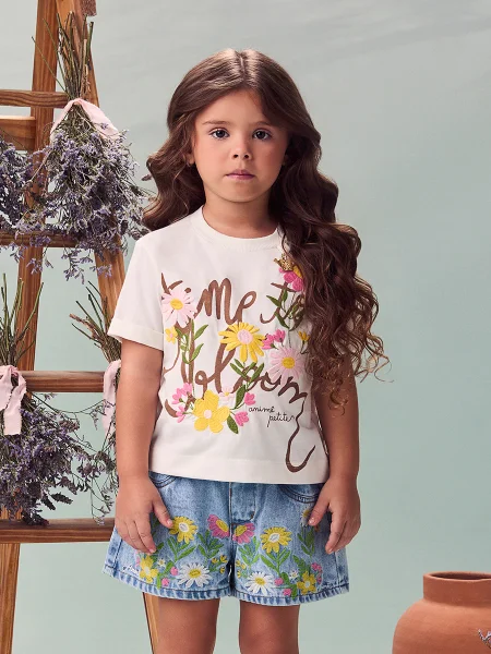Blusa Infantil Menina Animê Time to Bloom com Flores Bordadas