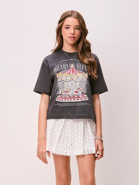 T-Shirt Feminina com Srass e Estampa Circus Authoria