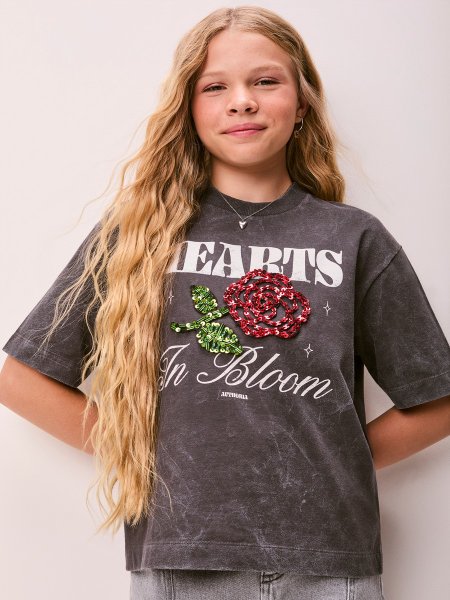 T-Shirt Feminina Authoria Estonada com Patch Bordado