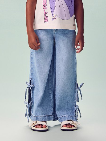 Calça Infantil Menina Animê Jeans com Pingente e Laços Laterais