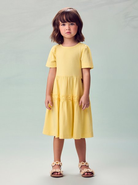 Vestido Infantil Menina Animê Amarelo Manteiga com Renda Animê e Pingente