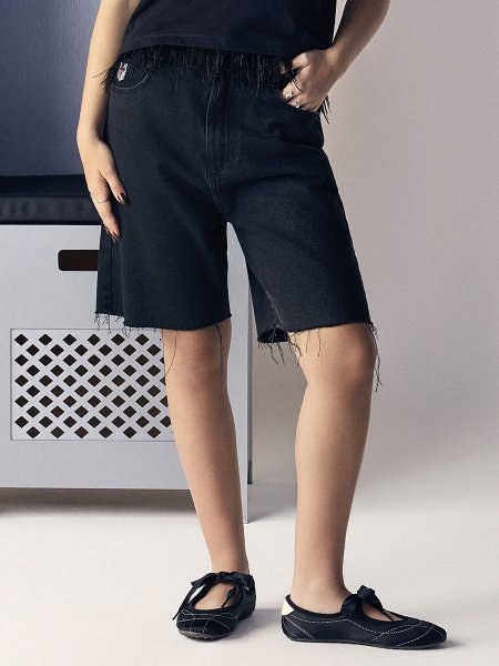 Jorts Feminina Authoria Jeans Preta com Barra Desfiada e Patch da NFL